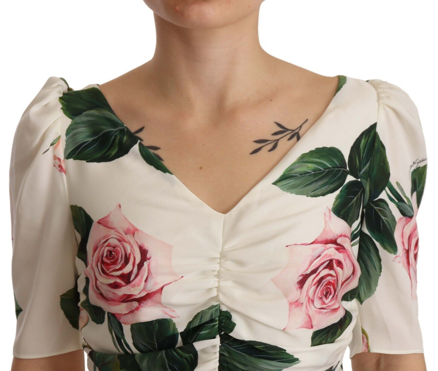 Dolce & Gabbana – Plissiertes Kleid aus Stretch-Seide mit weißem Rosenprint