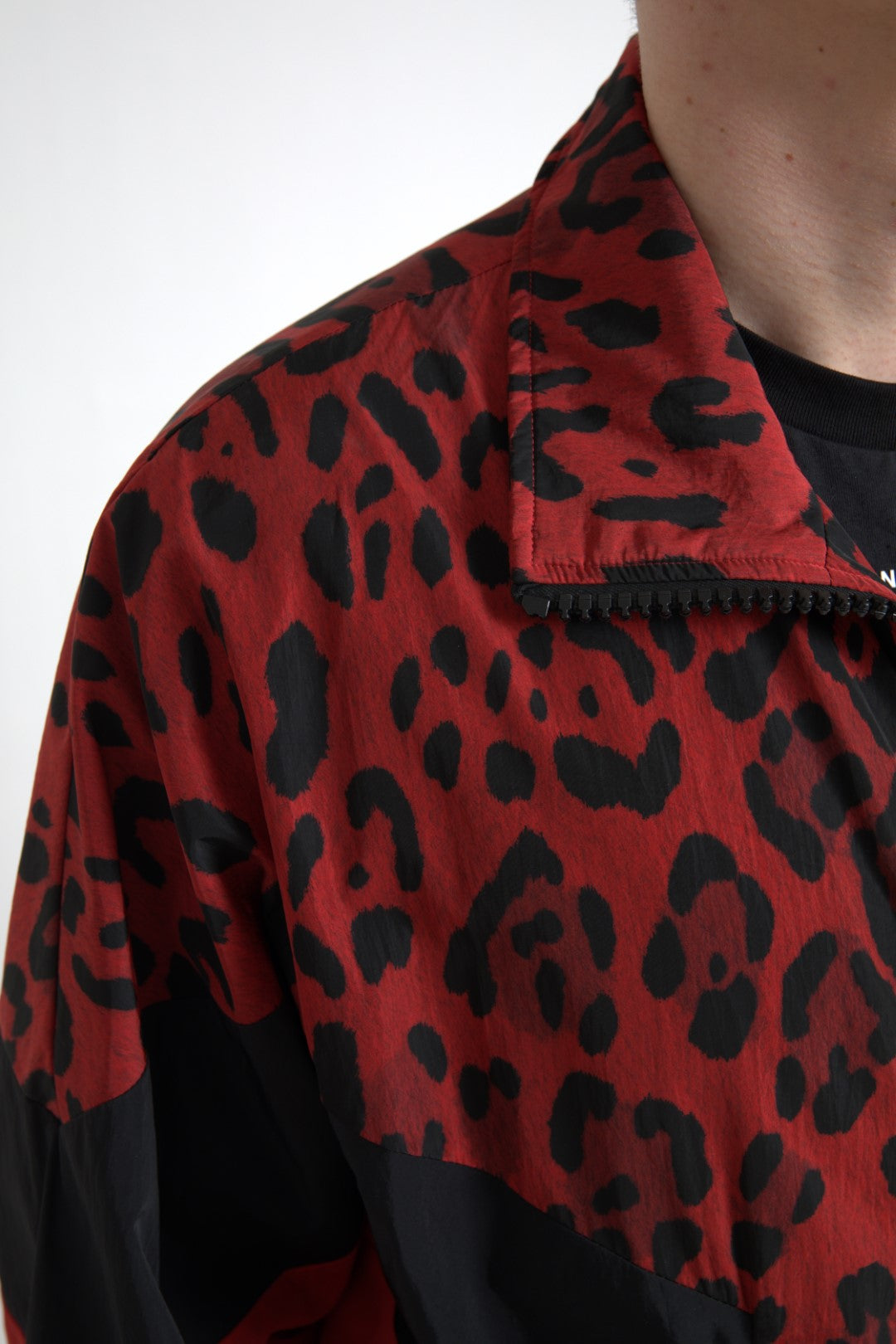 Dolce &amp; Gabbana Roter Nylonpullover mit durchgehendem Reißverschluss und Leopardenmuster