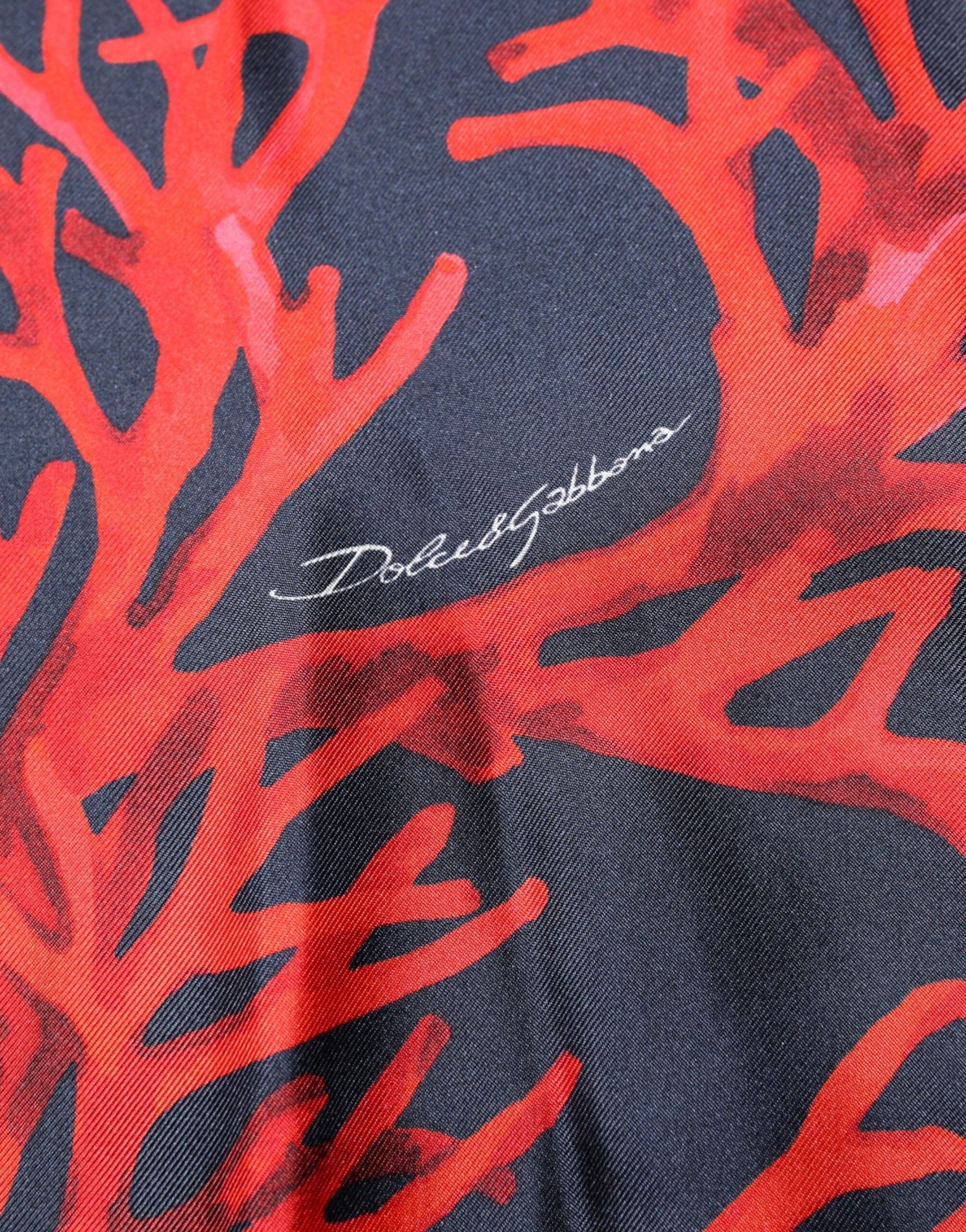 Dolce &amp; Gabbana Marineblauer Pullover aus Seide mit Korallendruck